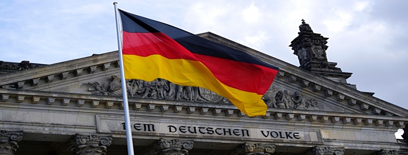 Deutsche Flagge vor dem Reichstag